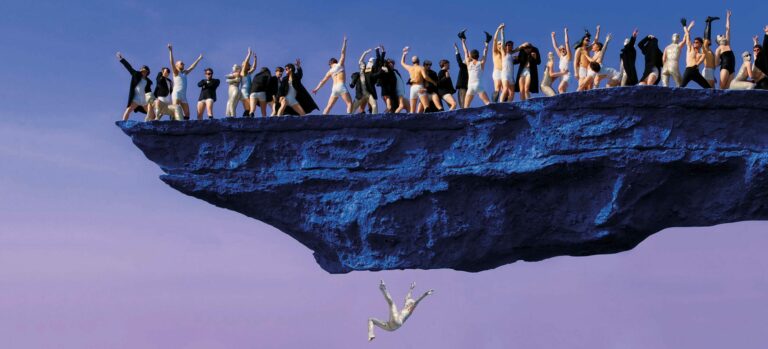 Heel veel mensen op een hangende stenen berg