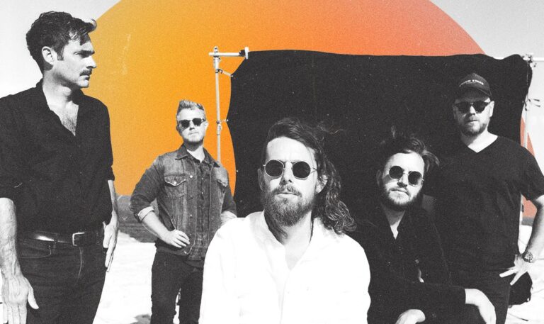 Een foto van de vijf bandladen van Boy & Bear in zwartwit bewerkt voor een groot zwart doek en een geanimeerde oranje bol.