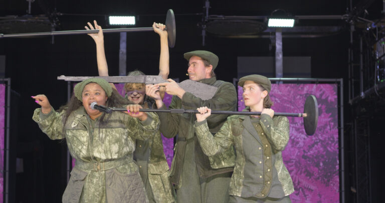 Acteurs in legerkleding