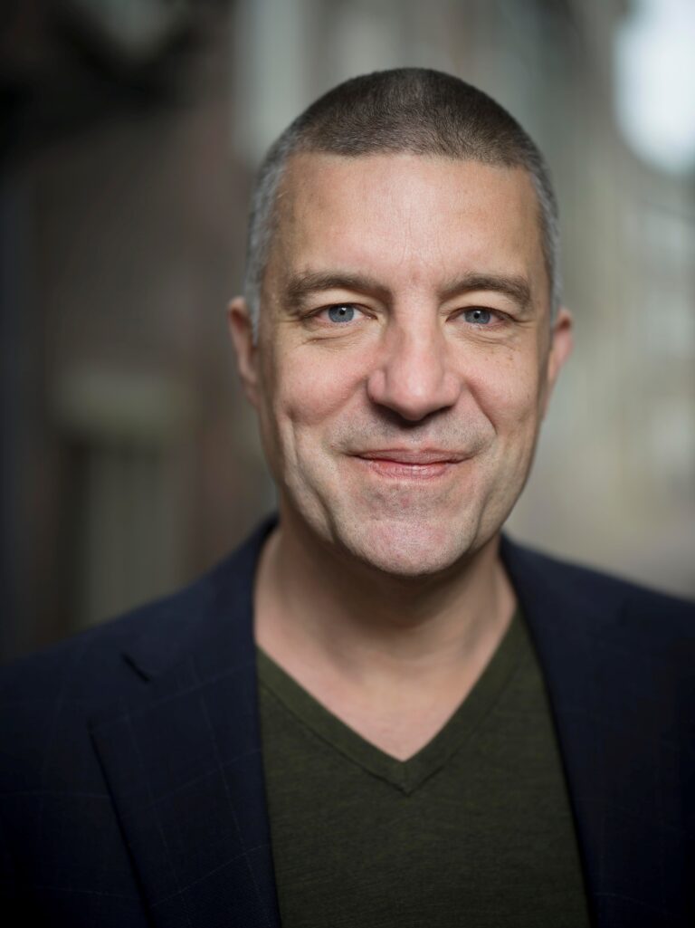 Portret van radio- en televisiepresentator Pieter van der Wielen