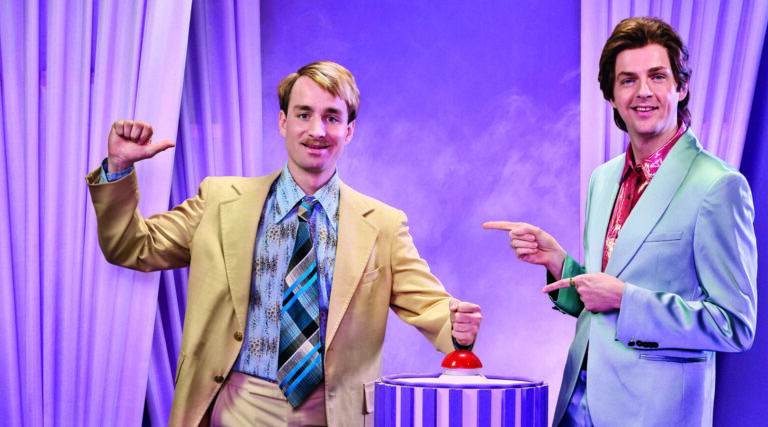 De mannen van Rundfunk als showmasters bij een rode knop