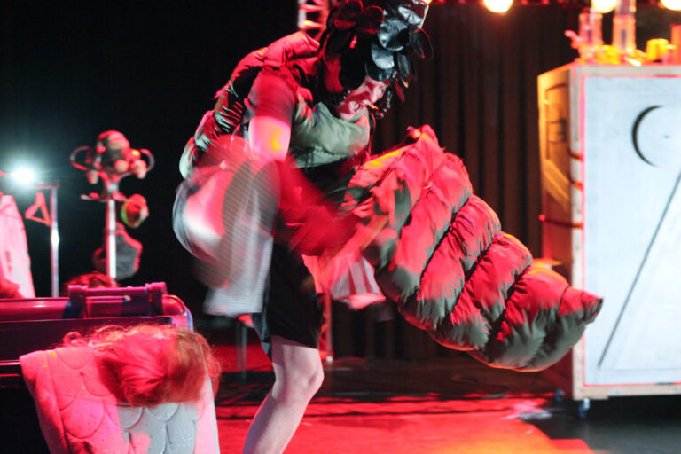 Wazige foto van een acteur in rode kleren