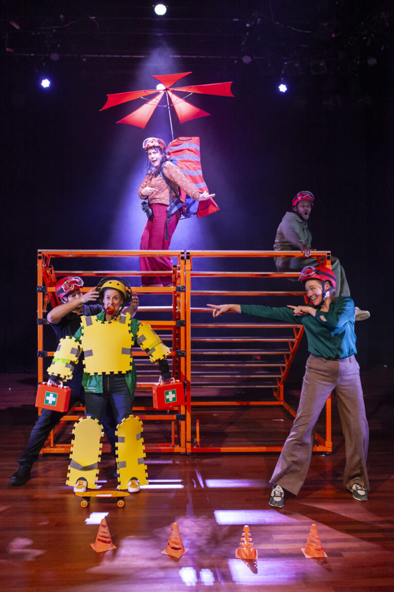 Acteurs in verschillende pakken.