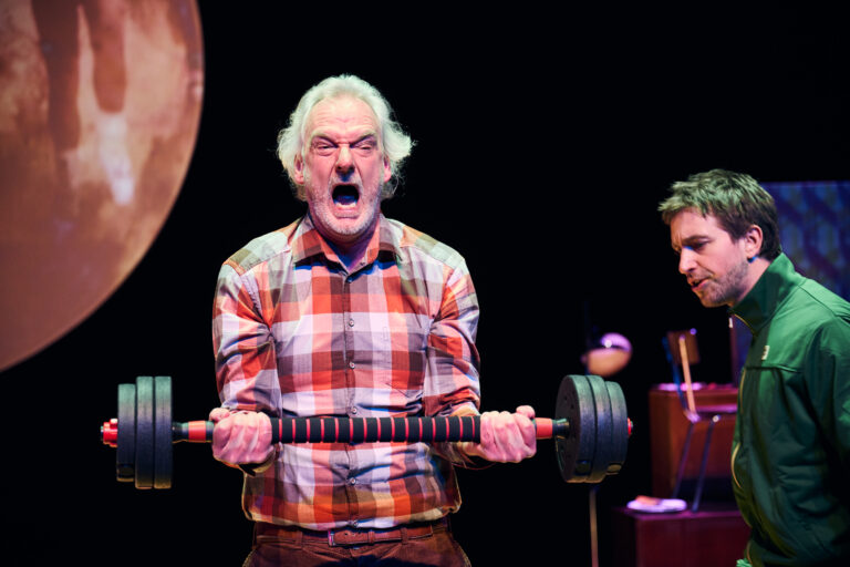 Stefan de Walle met een klein fitness attribuut in zijn hand.