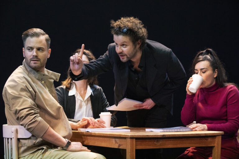 Acteurs van Showmeister aan tafel.