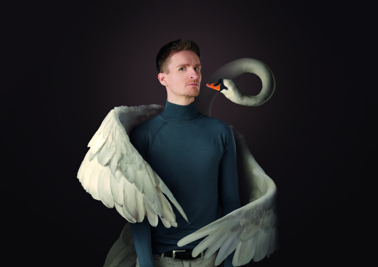 Stefan Hendrikx met een zwaan om zich heen