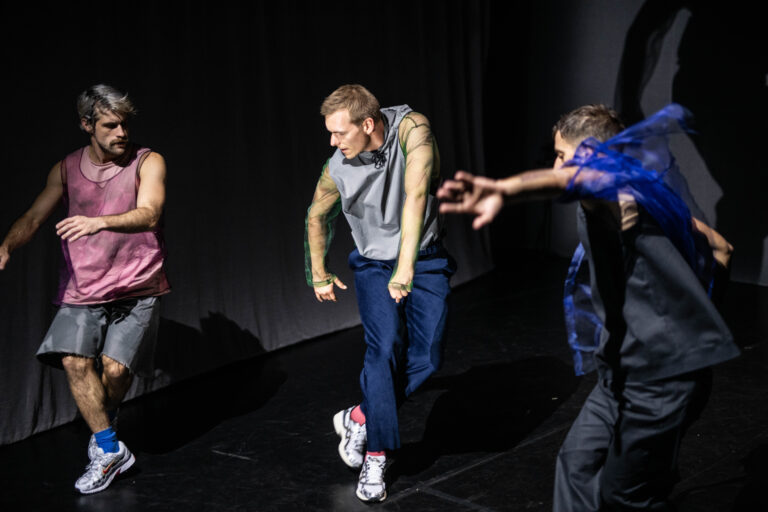 Drie dansende mannen in The End - Part 2