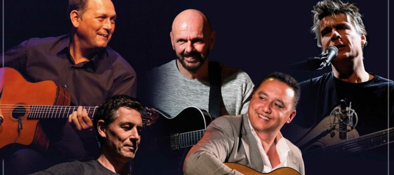 Een foto van 5 mannen tegen een zwarte achtergrond, 3 spelen gitaar en 1 staat te zingen, ook kijkt er 1 naar rechts.