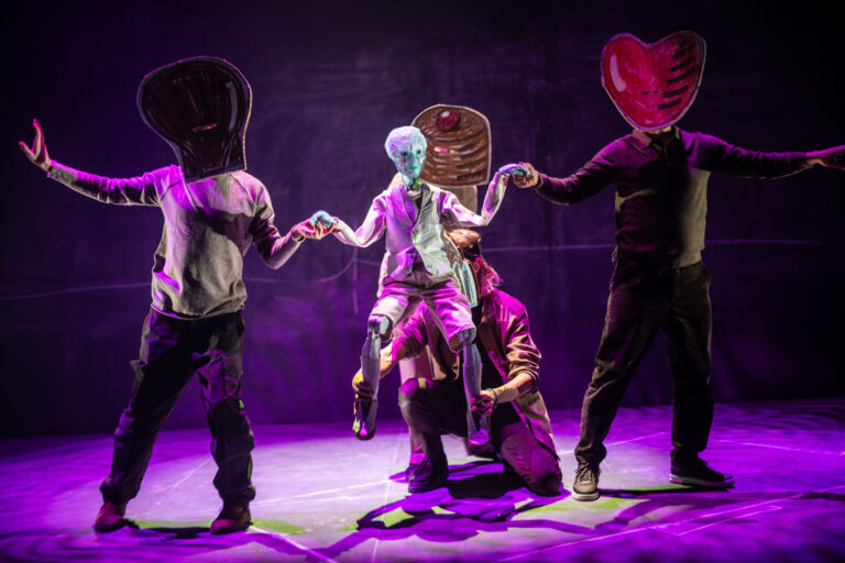 Pop zweeft door de lucht met armen en benen gespreid