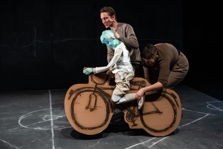 Pop op kartonnen fiets