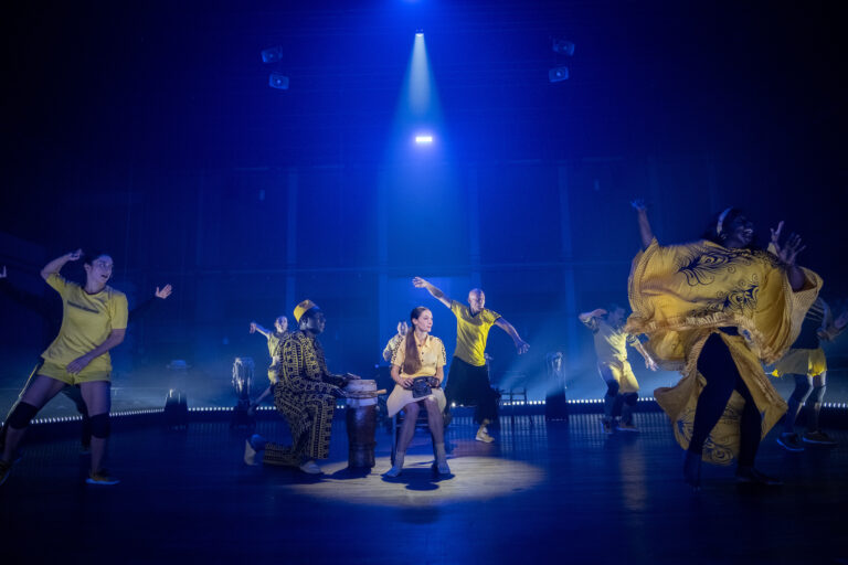 Dansers op het podium in gele kleding