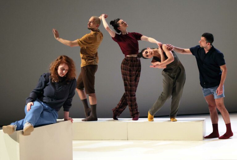 Acteurs van De Troostprijs (7+) in een rij op het podium.