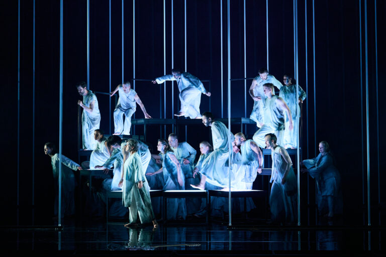 Scènefoto van groep in witte kleding