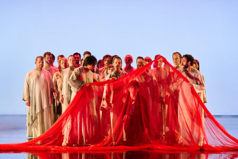 Scènefoto groep achter rood doek