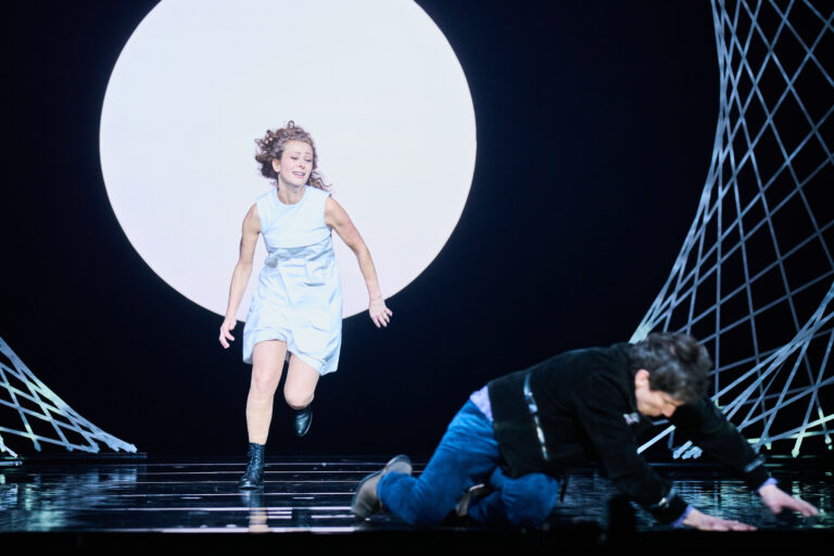 Scènefoto man op de grond vrouw in het wit rent er naar toe