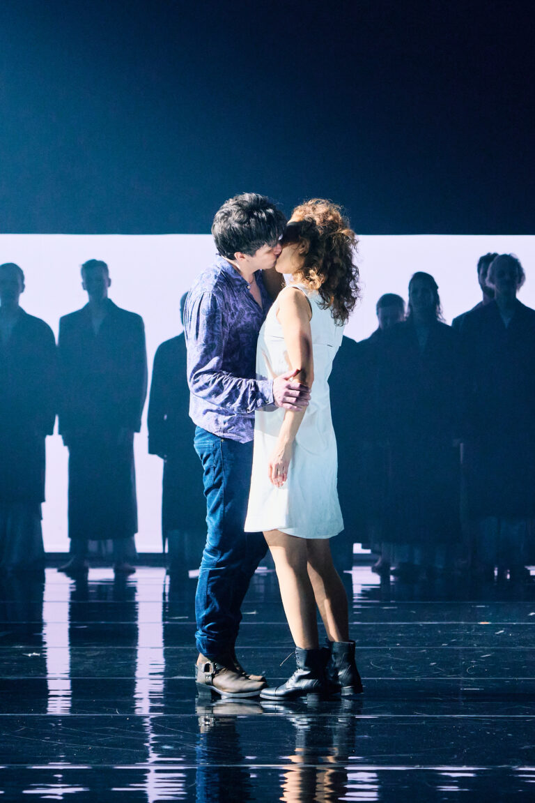 man en vrouw kussen elkaar