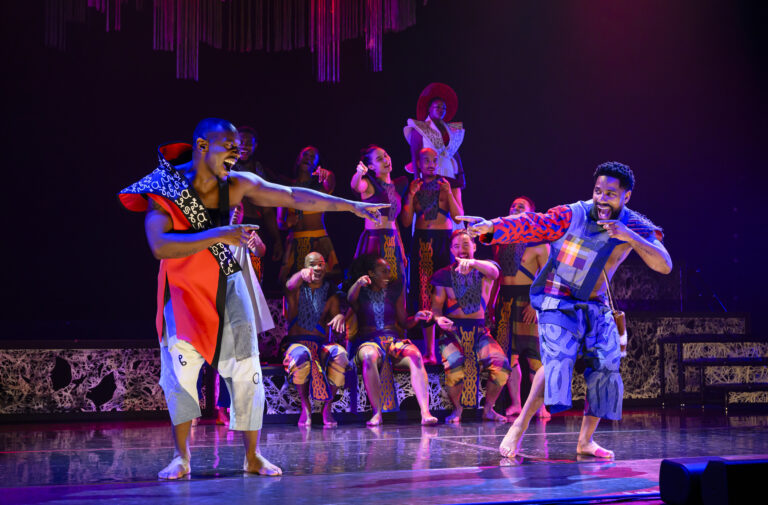 Acteurs van musical Boni dansen uitgelaten