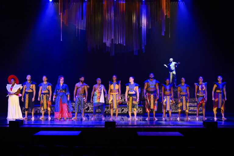 Cast van de muscial Boni staan naast elkaar op het podium