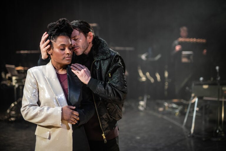 acteurs Joy Wielkens en Alwin Pulinckx op het toneel. Alwin houdt Joy vast.