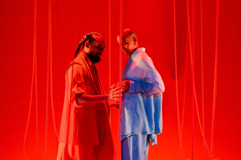 Twee acteurs tegenover elkaar