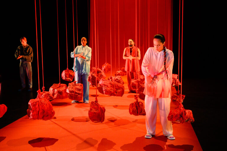 Acteurs staan op het podium