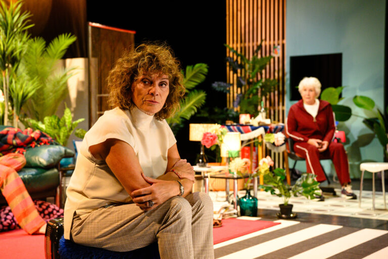 Henriette Tol en Anne wil Blankers in woonkamer