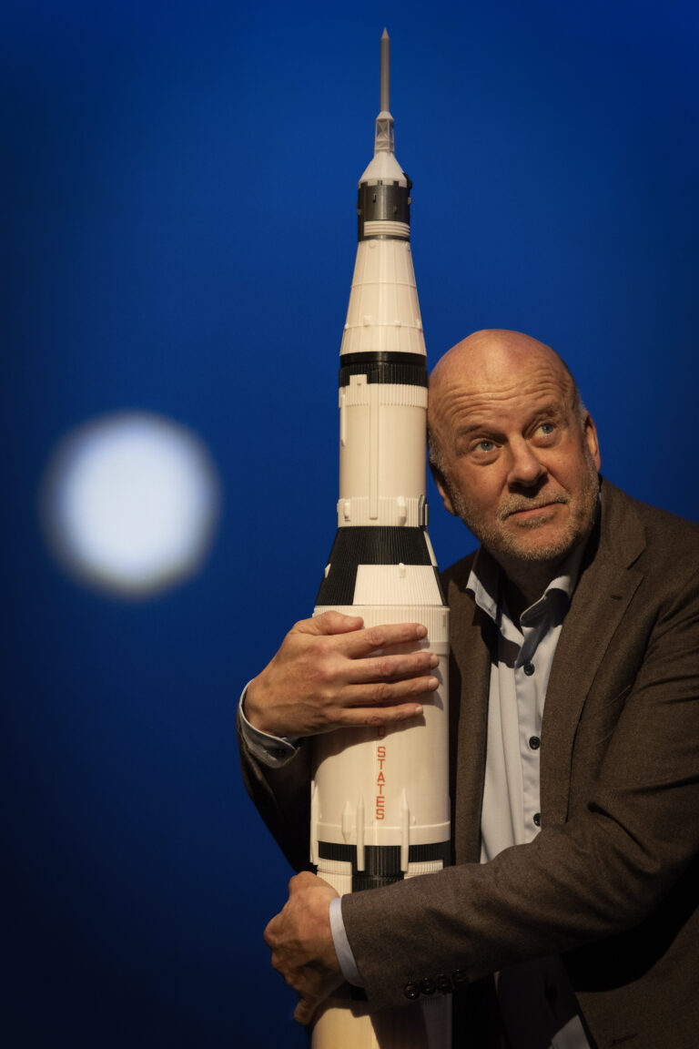 Diederik met een kleine raket in zijn handen