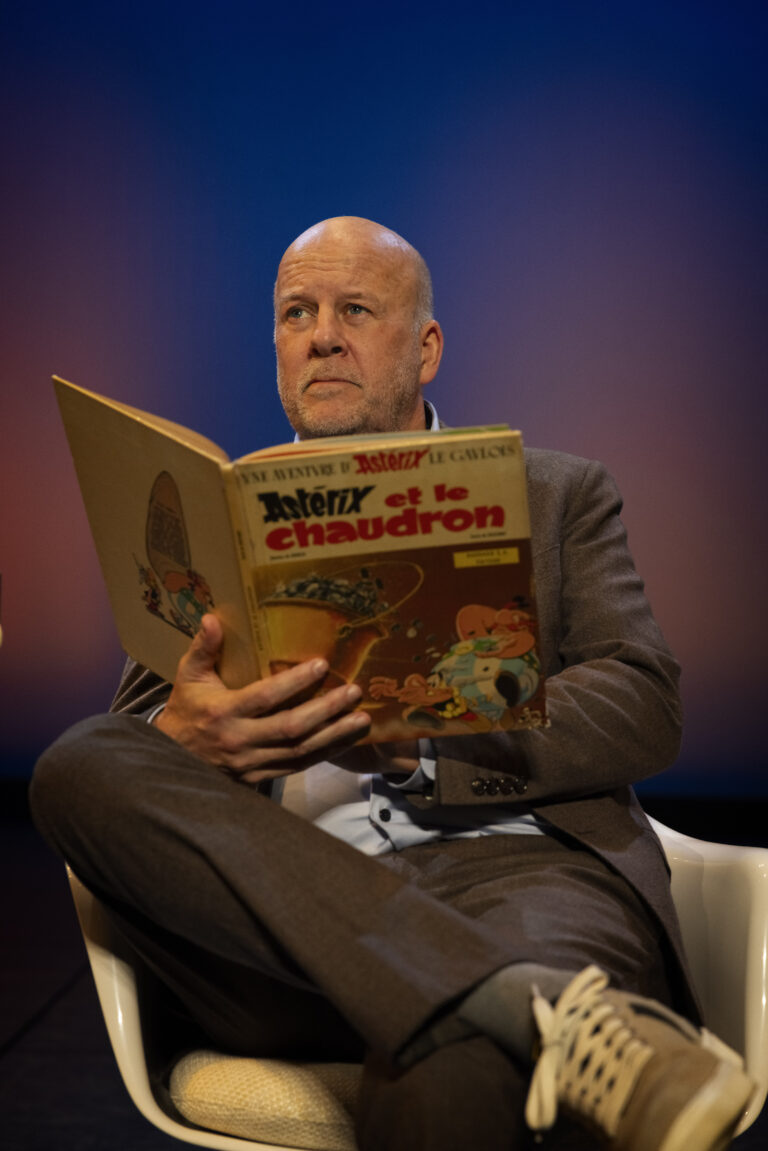 Diederik met een groot boek in zijn handen