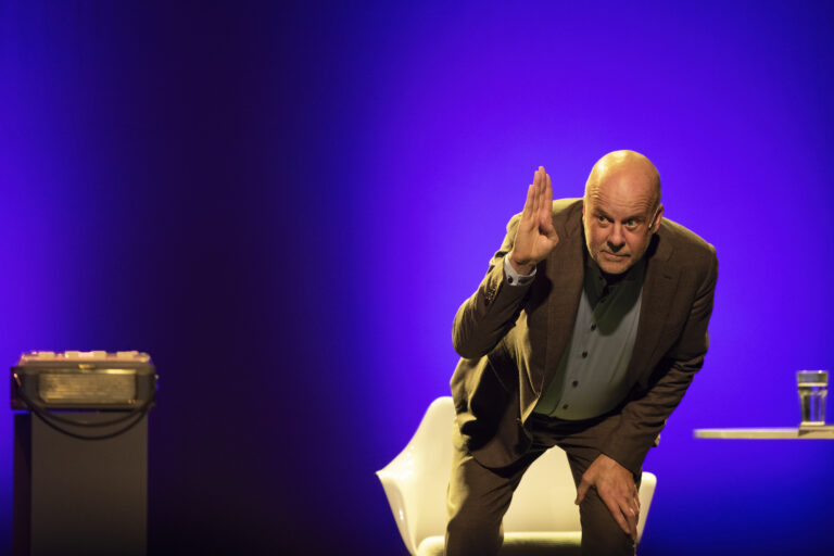 Diederik gebogen op het podium