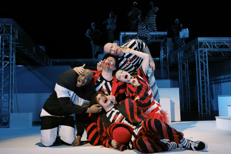 Acteurs verkleed als clowns