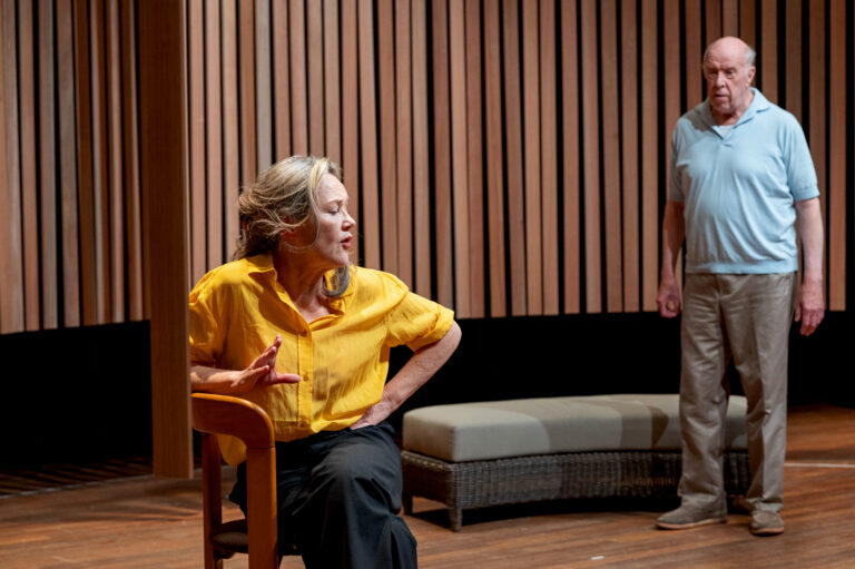 Actrice van Blind op een stoel