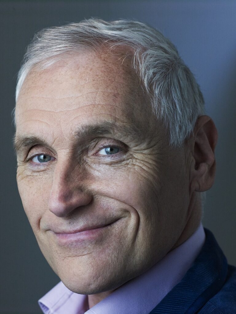 Portret van Arthur Japin met een glimlach