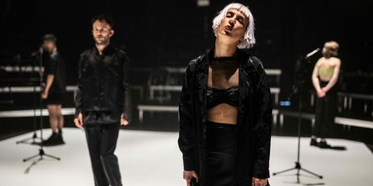 Rotterdamse muziek & performance-collectief Club Gewalt op het podium in zwarte kleding