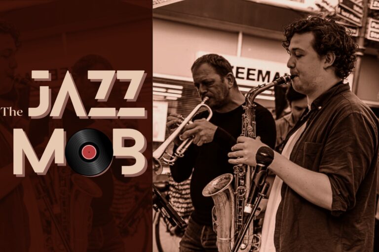 Twee muzikanten spelen op straat een jazzoptreden met een trompet en een saxofoon, terwijl een logo van