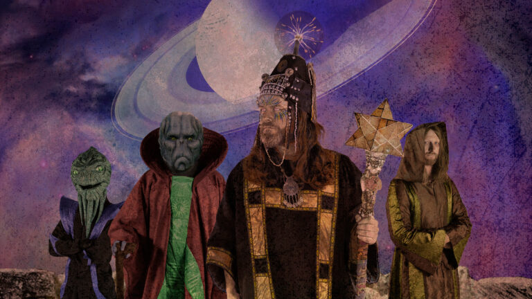 Drie figuren in kleurrijke kostuums staan tegen een abstracte, kosmische achtergrond.