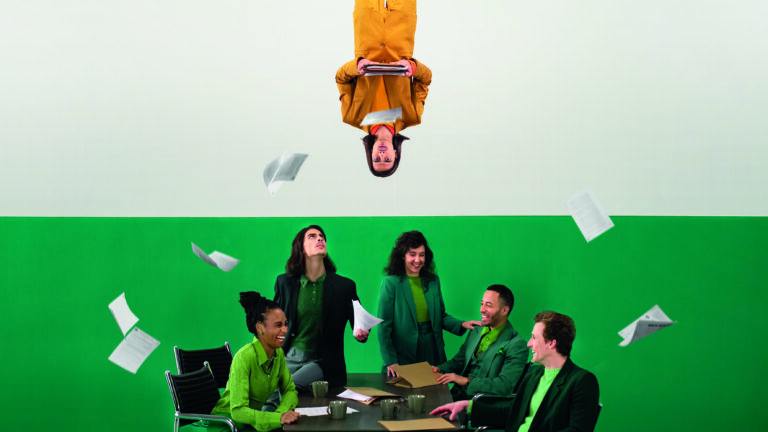 Man hangt ondersteboven boven een tafel vol mensen