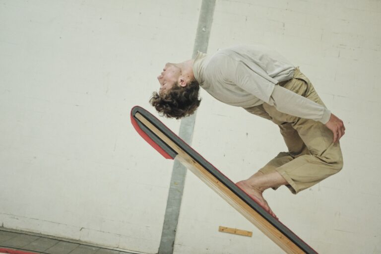 Man buigt naar achteren