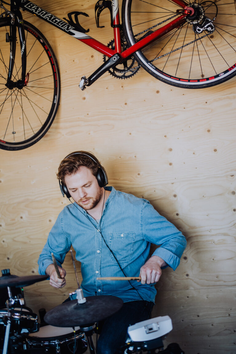 Stefan Kirschbaum (Slagwerk NNO) met een hangende fiets boven hem
