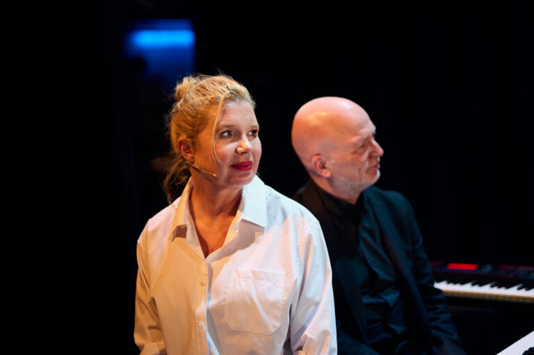 Tjitske Reidinga in een witte blouse.