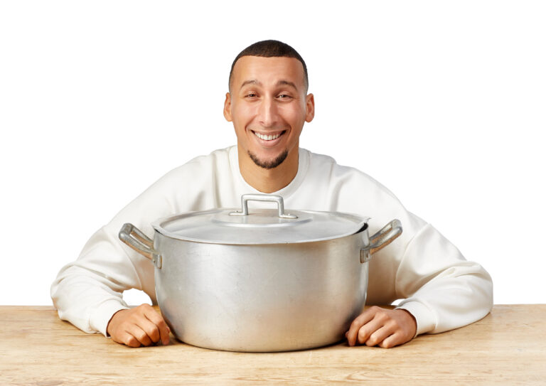 Jawad Es Soufi met een grote pan voor zich