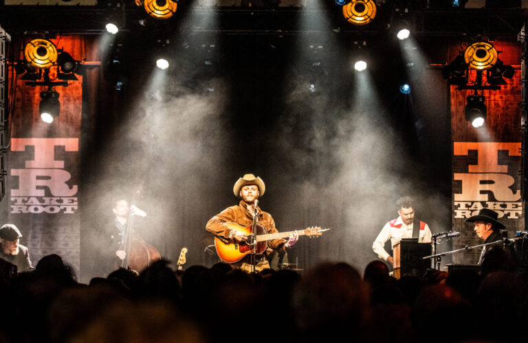 Band Davey Crockett op een podium in de spotlights