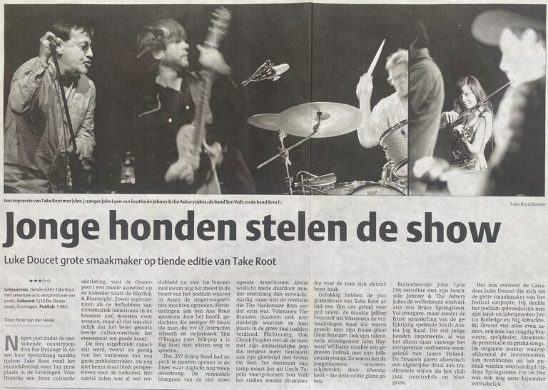 Een krantenartikel met foto's van muzikanten die optreden op een podium, met de titel 