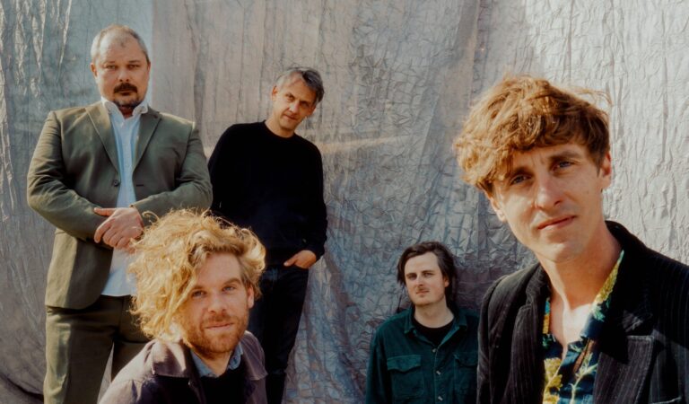 Een groepsfoto met alle 5 de bandleden van Absynthe Minded.