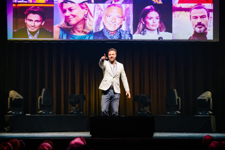 Lammert Kamphuis op het podium en hij wijst naar het publiek