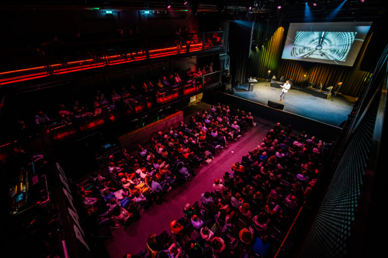 Volle zaal bij theatercollege van Lammert Kamphuis