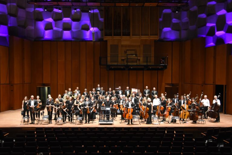 Afstand foto van Filharmonie der aa orkest op het podium.
