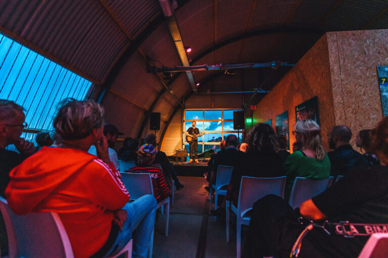 Publiek tijdens concert Tim Knol in het informatiecentrum.