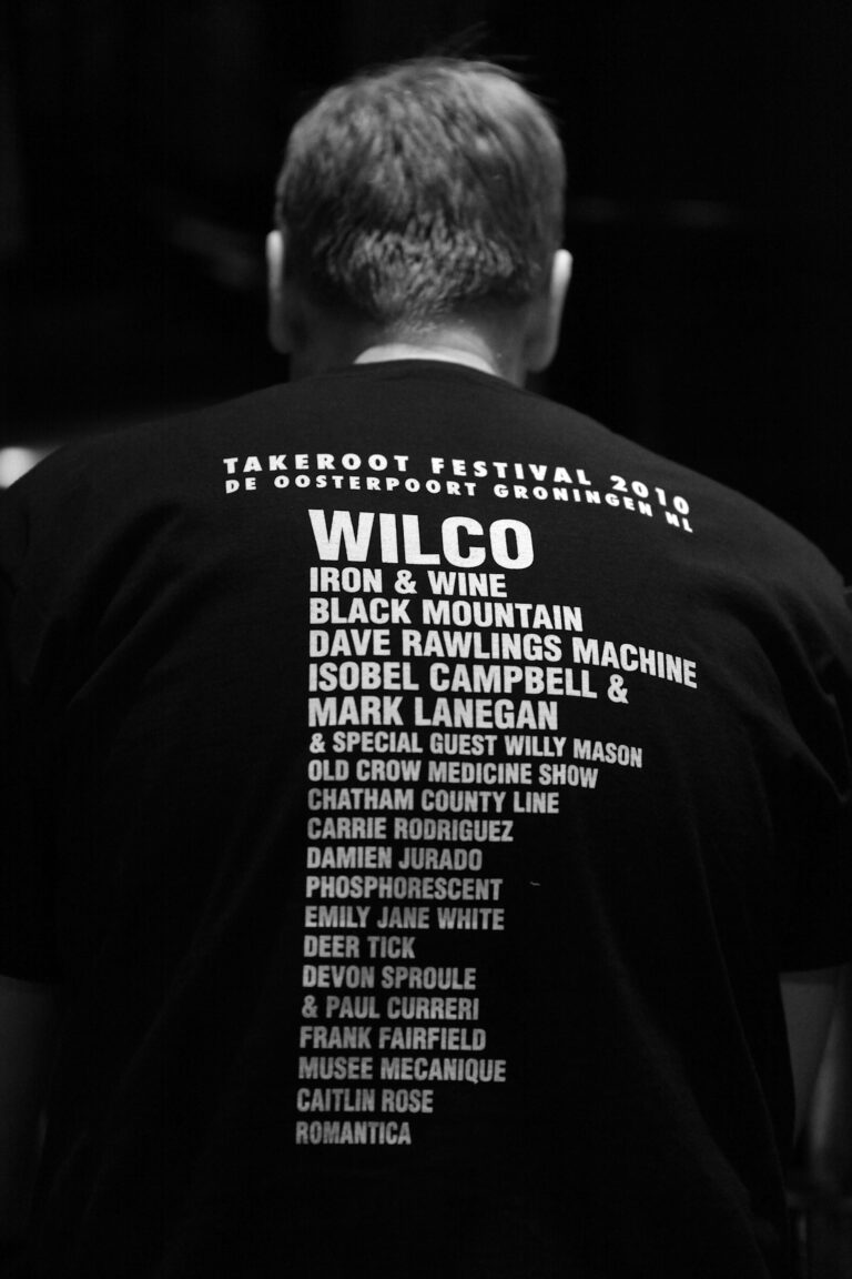 T-shirt met op de achterkant een lijst van artiesten die optreden op het Tank Factory Festival 2019, met bovenaan de naam 