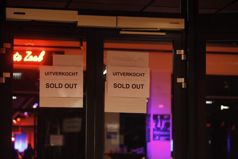 Twee borden met de tekst 