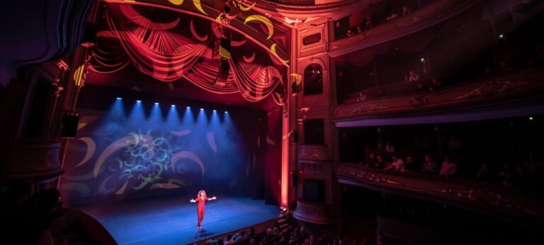 Persoon op het podium in de Stadsschouwburg